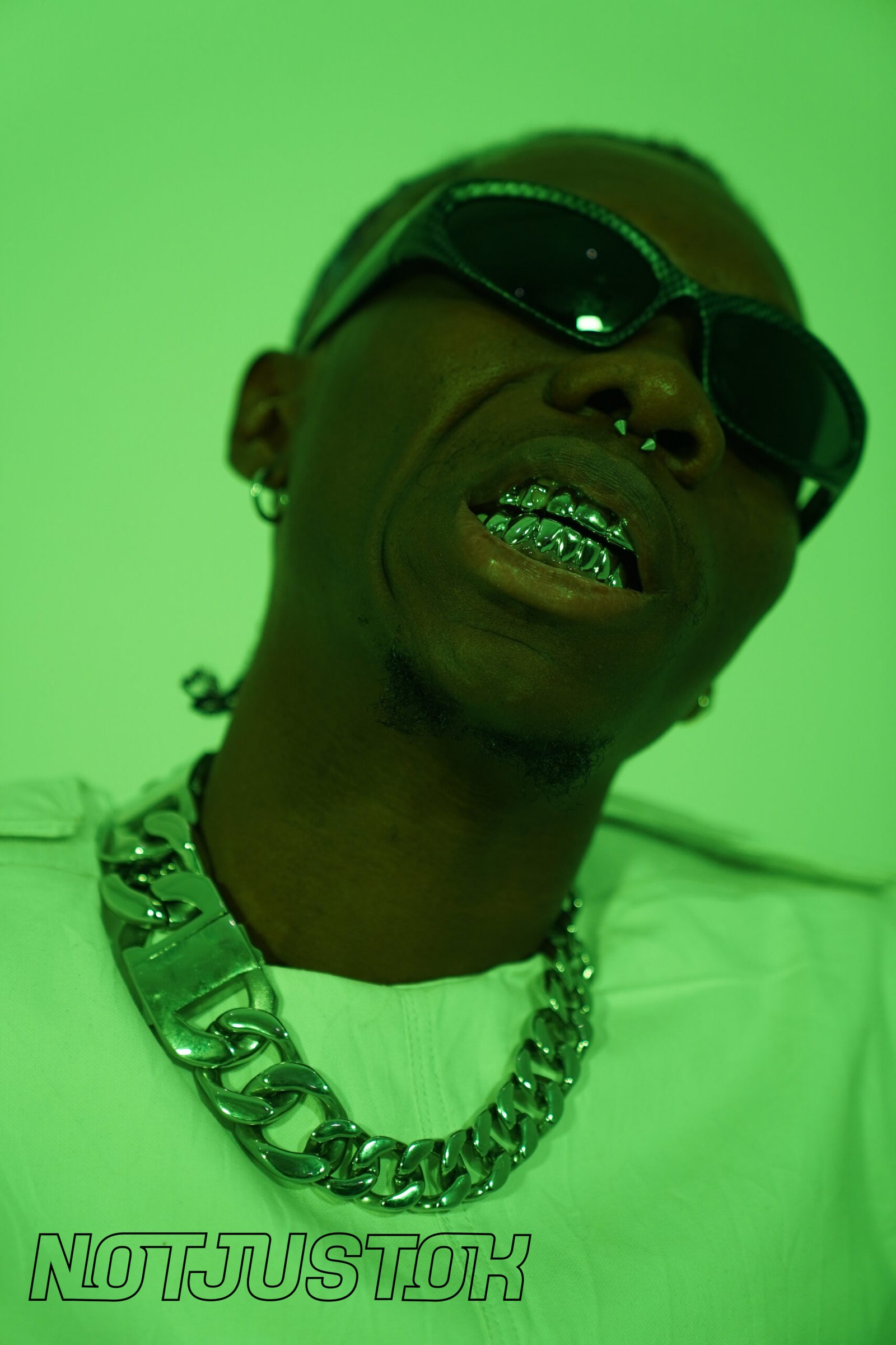 Blaqbonez showing his grillz